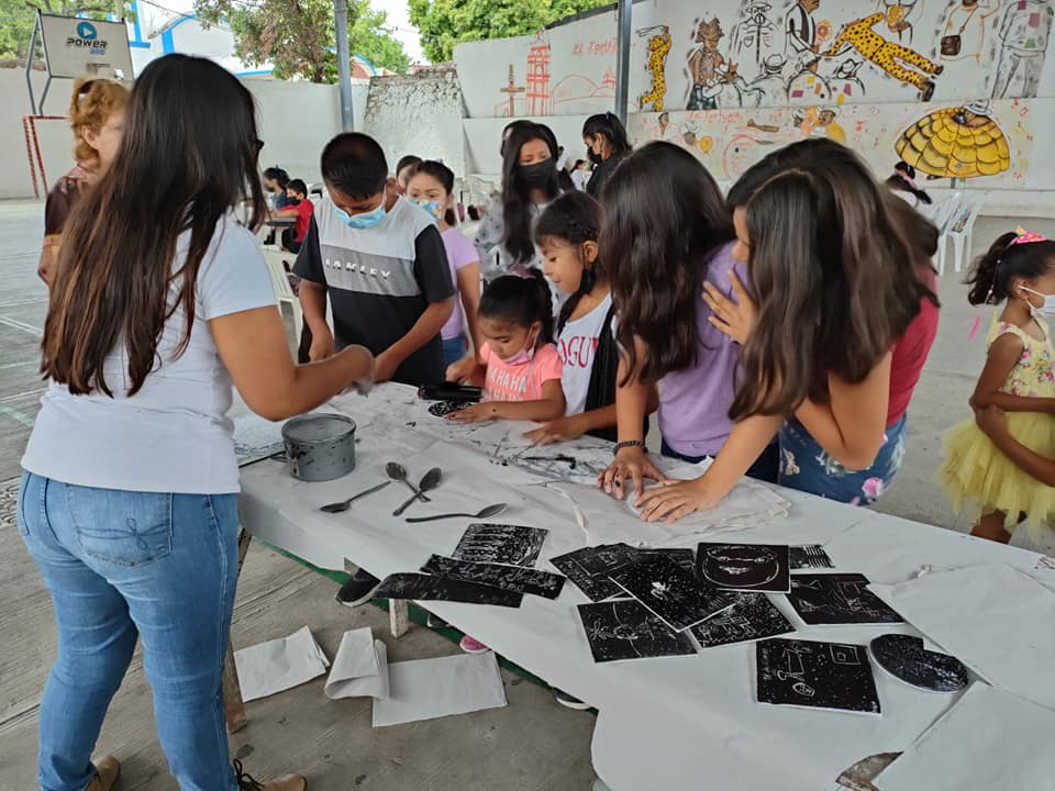 Actividad Cultural Comunitaria: Grabado efímero La naturaleza sobre la piel; taller de grabados corporales.