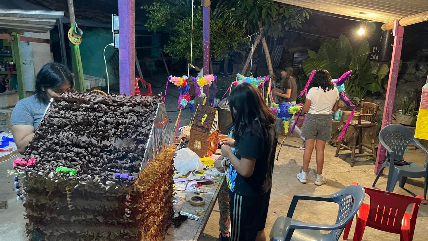 Actividad Cultural Comunitaria: Entre piñatas y figuras: Colores de Teloloapan