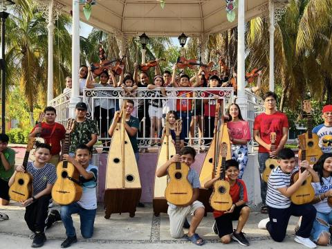 Semillero Creativo de Ensamble comunitario de arpa grande de Tepalcatepec