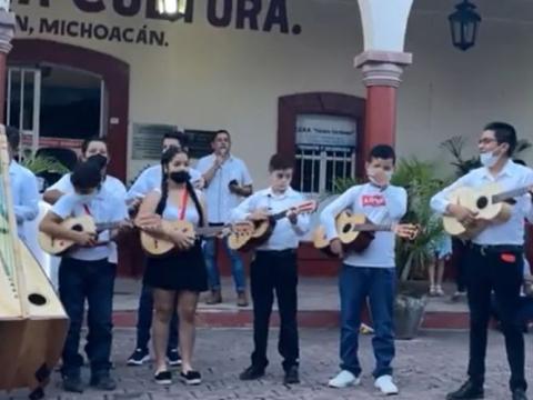 Semillero Creativo de Ensamble tradicional comunitario de Arpa Grande de Coalcomán