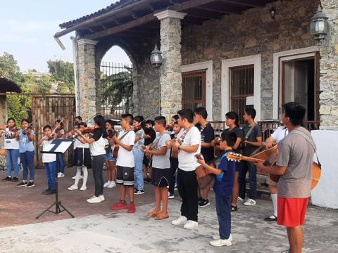 Semillero Creativo de Ensamble Huasteco Comunitario de Zozocolco Cántaros del Sol
